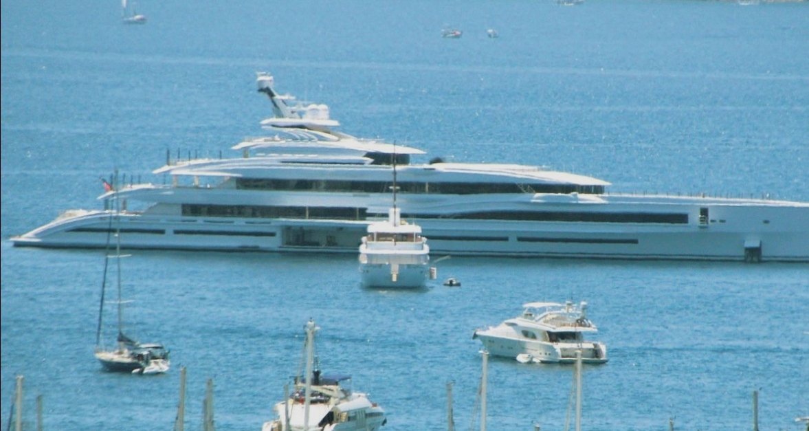 Birkaç kez yolumuz Bodrum’a, Marmaris’e düşmüştü.
Dikkatimi, koylarda tek başına demirlemiş o muhteşem, demirli yatlar çekti.
Sorduğumda şunu söylediler:
“Her yıl düzenli gelirler, en güzel koylarda demirlerler. İçindekiler neredeyse hiç dışarı çıkmaz, görünmez. Ama gün boyu