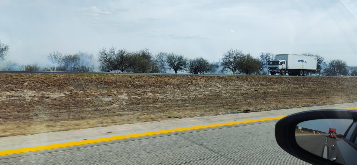 mocura's tweet photo. @CAPUFE incendio de pastizal tramo 61 al 62 de la carretera #carretera57 Matehuala Monterrey https://t.co/dTFIW5CG7m