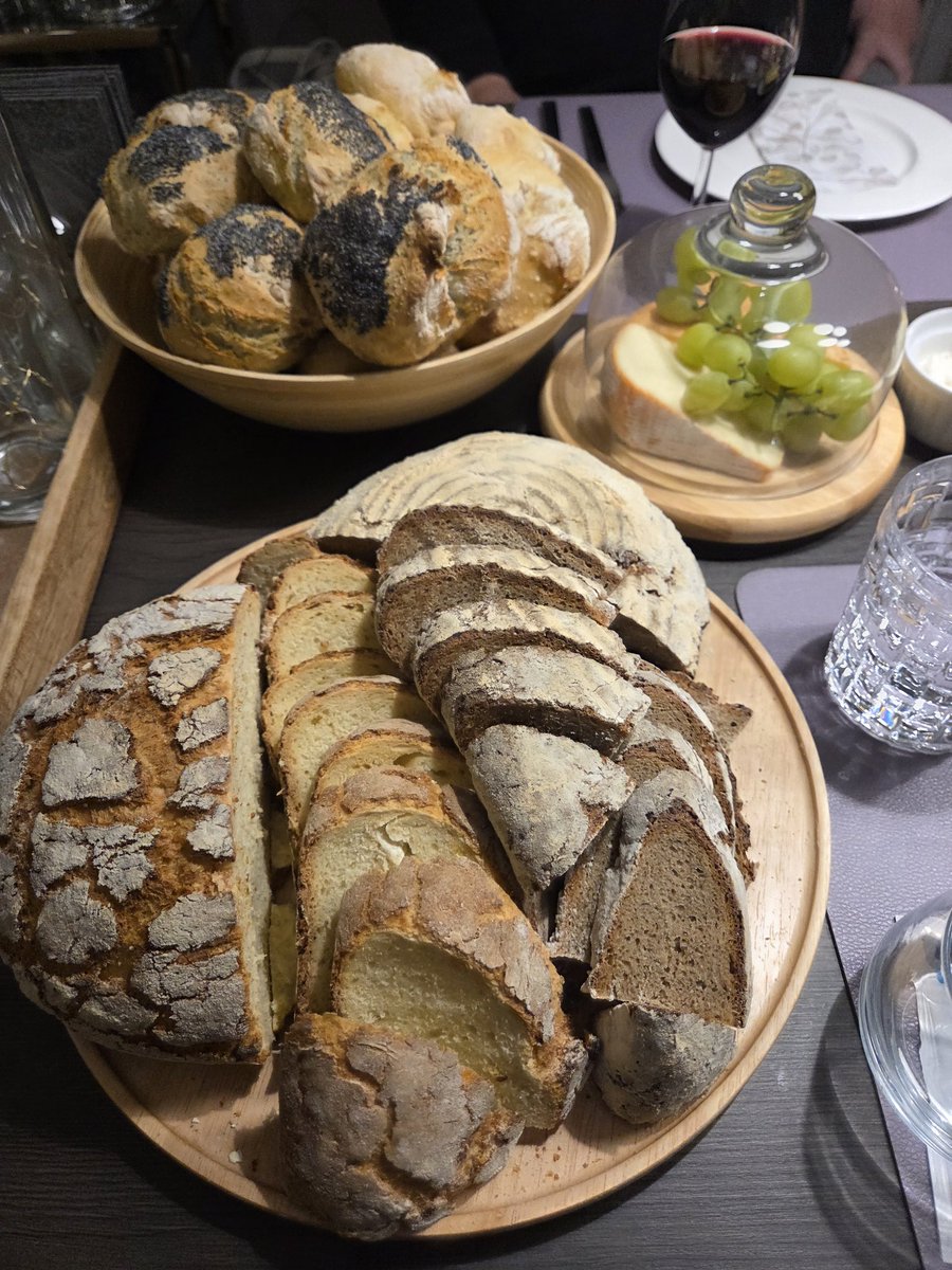 maideninthewood's tweet photo. Heute 'kleine' Brotzeit mit selbstgebackenen Broten...

Roggenbrot mit selbstgezogenem Sauerteig, Weißbrot aus dem Topf, hellen Brötchen und Mohnbrötchen.

#TheCookingPrincess https://t.co/9VDWGsiYti