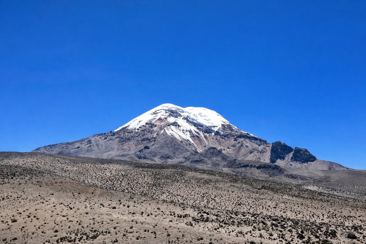 jrambaud's tweet image. “Gigantes” del planeta. 1) #Everest 8848 msnm. El de mayor altitud absoluta. Cara norte #Tibet 2) #MaunaKea 4207m altitud 10205 m altura ( desde su base, submarina ) 3) #Chimborazo #Ecuador 6263 msnm el más alejado del centro 🌎 4) #Kilimanjaro #Tanzania 👇