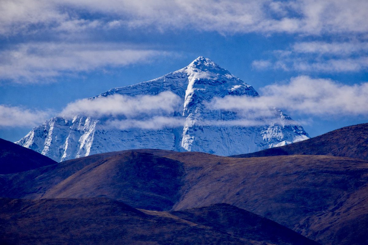 jrambaud's tweet image. “Gigantes” del planeta. 1) #Everest 8848 msnm. El de mayor altitud absoluta. Cara norte #Tibet 2) #MaunaKea 4207m altitud 10205 m altura ( desde su base, submarina ) 3) #Chimborazo #Ecuador 6263 msnm el más alejado del centro 🌎 4) #Kilimanjaro #Tanzania 👇