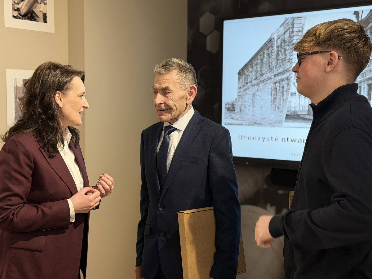 OklaDrewnowicz's tweet photo. MESKO S.A. ponad 100 lat historii uwiecznionej we wnętrzach nowej Izby Tradycji!
To dzięki ludziom, takim jak Pan Zygmunt - 58 lat stażu pracy, ich zaangażowaniu i determinacji możliwy jest rozwój i tworzenie rzeczy wielkich.
Dzięki nim dziś MESKO jest liderem w branży zbrojeniowej. Realizuje wiele programów i dostarczając amunicję będzie brało udział w budowie najlepszego i najnowocześniejszego w Europie systemu antydronowego SAN!

#SystemAntydronowySAN