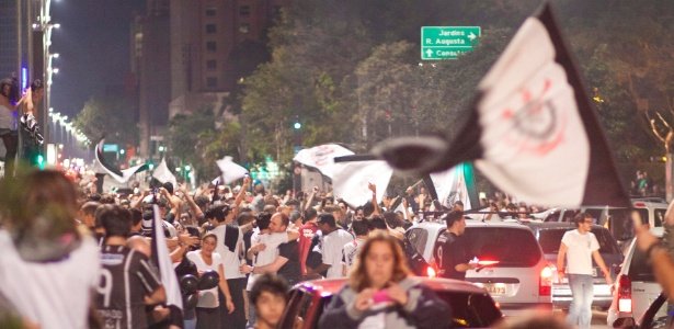 Snaihtniroccccc's tweet photo. Números atualizados das autoridades locais sobre a contagem de torcedores Corinthianos em Brasília:

894 ônibus 
563 aviões 
790.563 carros
145 ovnis
670.767 motos 
5 bilhões ajoelhados pela rodovia 

Ministério público inicia processo de calamidade pública https://t.co/HD3rgWMJnn