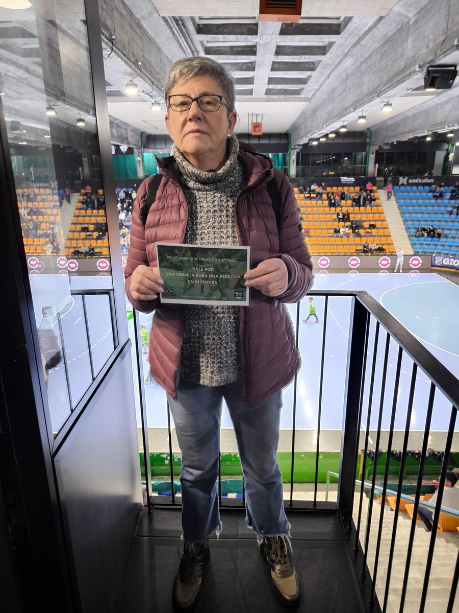 CDXOTA's tweet photo. 📸🎁 Aquí algunos de los afortunados y afortunadas que ayer se llevaron premio en el Gran Sorteo del Descanso

💚 ¡Gracias por vuestro apoyo incondicional! 

🔝 @Bi_Sisters #GIOS #Goikoa https://t.co/KpeEoPJWK5