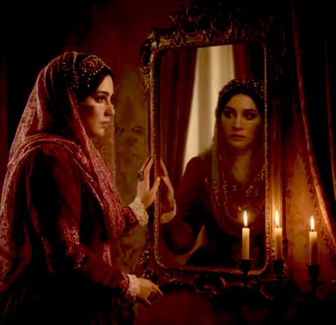 لو  كُنتِ  عَاتبةً  لَسَكَّن  لَوعَتي
أملي رضاكِ ، وزرتُ غير مراقِبِ

لكن مَللتِ  فلم تكن لي  حيلةٌ،
صَدُّ الملولِ خلاف صدِّ العاتِبِ

"العباس بن الأحنف"