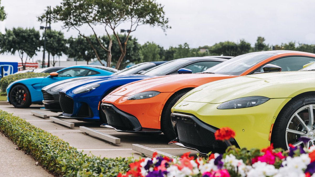 jolyn89438's tweet photo. The parking lot is very busy!
#expensivecar #car #usa #europe #asia https://t.co/aIXHQoY1U2