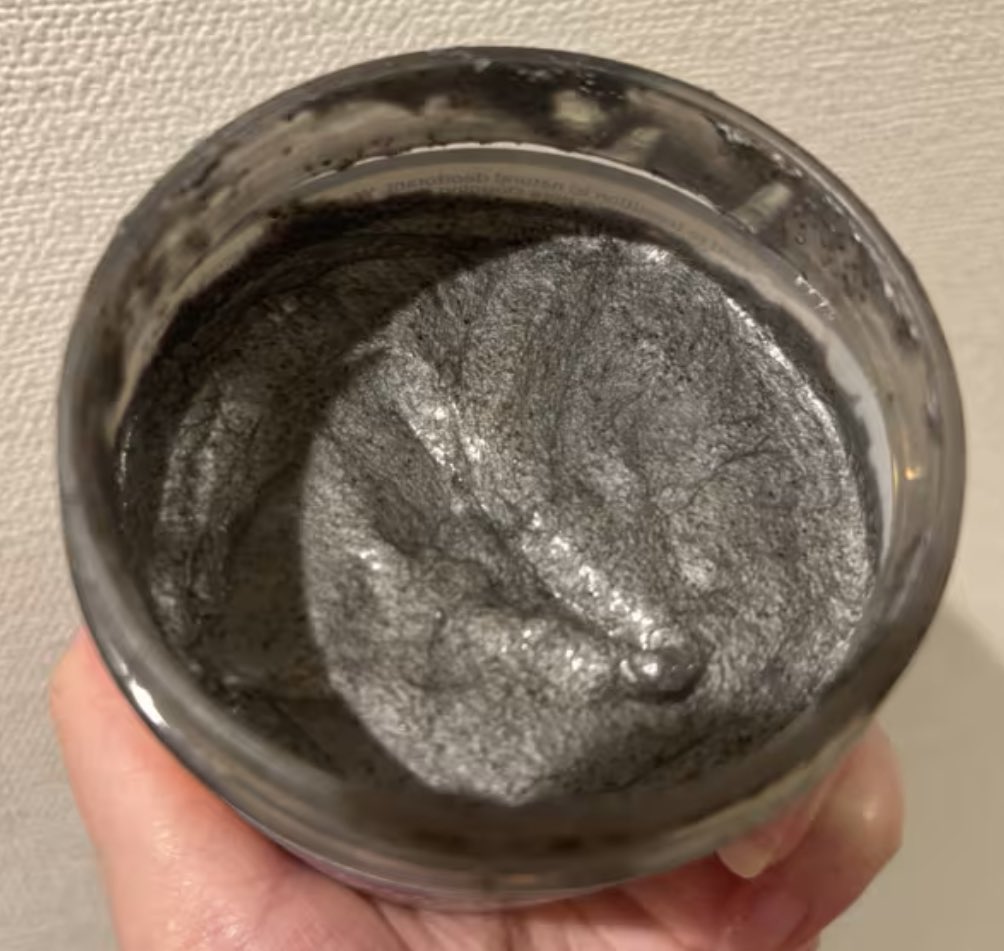 vl55_'s tweet image. ليتني ما ضيعت فلوسي من سنين على المقشرات الغالية مو طبيعي كيف هالمقشر كيف يصفي الاندر ارم من اثار من التصبغات والأسمرار سحرررررررر سحررررررررررررر😮‍💨