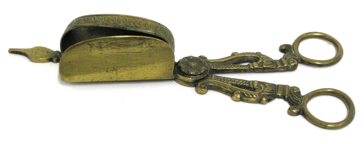 amades_acja's tweet photo. #lapeçadeletnològic

L'ESMOCADORA és un curiós instrument que, a inicis del s. XX, com deia l’escriptor Vidal de Valenciano, “se n’és perduda la mena”.

Ideal per tallar, esmocar, la part cremada de les espelmes per no fer pudor un cop cremat el ble.  

👉https://t.co/JjxHiUSc5o https://t.co/wBOHwcPSS7