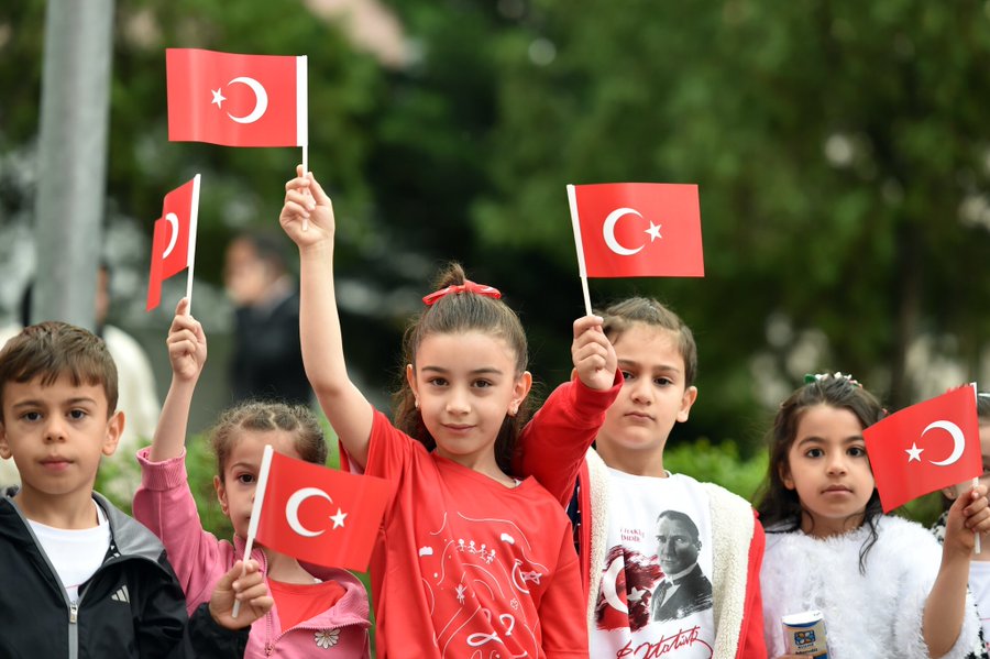 temelegitim02's tweet photo. 🇹🇷 İlk Dersimiz: "Bayrak Sevgisi"
2025–2026 eğitim öğretim yılı ikinci dönemine, ortak değerlerimizle başlıyoruz.
Bayrağımızdan aldığımız ilhamla; birlik içinde büyüyen bir geleceğe hep birlikte yürüyoruz. 🇹🇷 https://t.co/oYEwpHY7uL