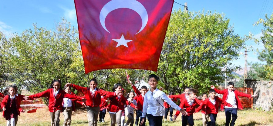 temelegitim02's tweet photo. 🇹🇷 İlk Dersimiz: "Bayrak Sevgisi"
2025–2026 eğitim öğretim yılı ikinci dönemine, ortak değerlerimizle başlıyoruz.
Bayrağımızdan aldığımız ilhamla; birlik içinde büyüyen bir geleceğe hep birlikte yürüyoruz. 🇹🇷 https://t.co/oYEwpHY7uL