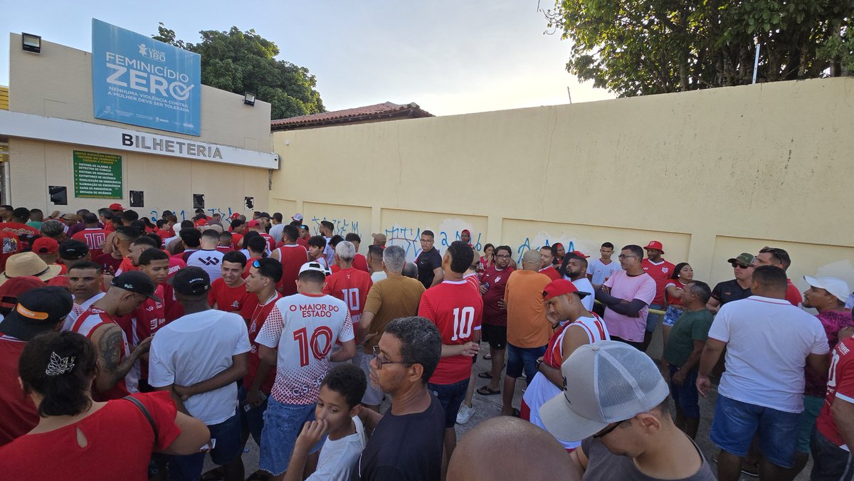 OsmarRios's tweet photo. Muita filas nos dois lados. Muita gente deixou para comprar ingressos para o Clássico Maior de última hora. #trbatistao https://t.co/pqhM1n5Rdr