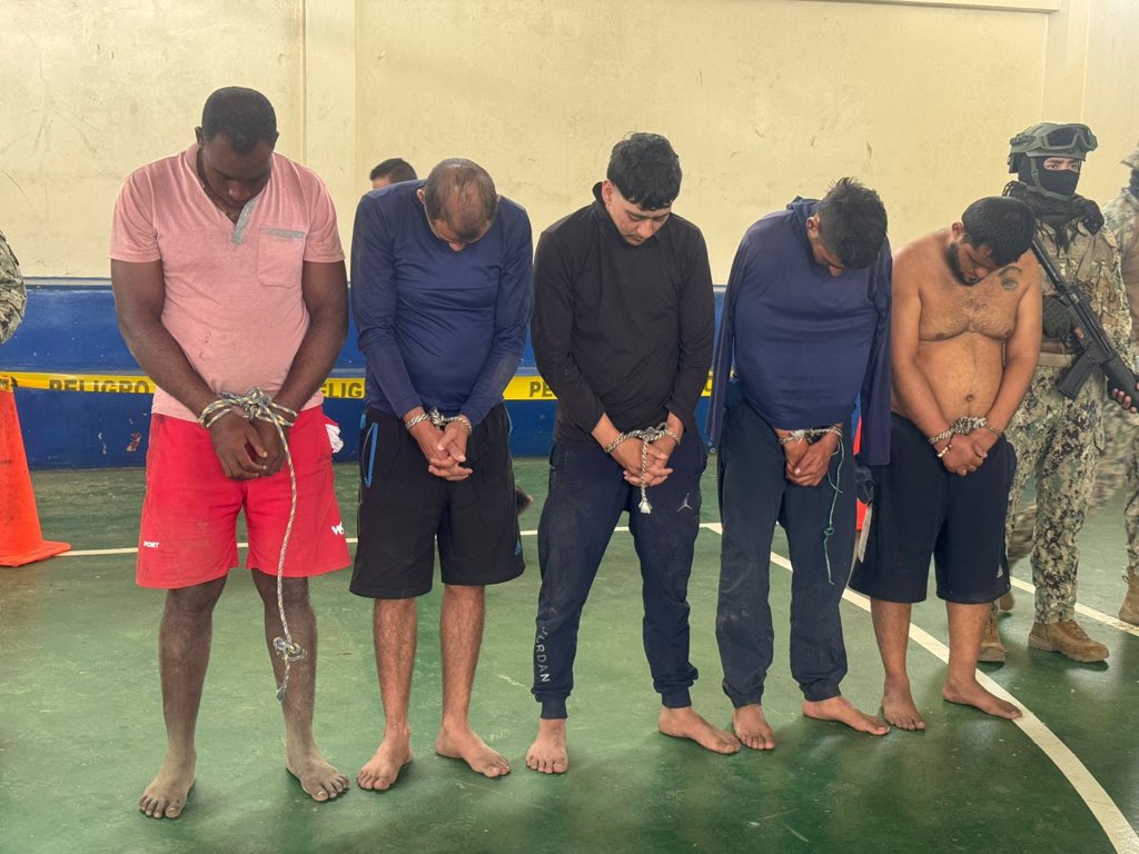 armada_ecuador's tweet photo. GRAN GOLPE A LA ECONOMÍA CRIMINAL: MÁS DE 25 MILLONES DE DÓLARES DE AFECTACIÓN AL NARCOTRÁFICO

#Esmeraldas | Las Fuerzas Armadas a través de la Armada del Ecuador ejecutaron una operación militar en la Isla San Pedro del cantón San Lorenzo, en la que se aprehendieron a 05 ciudadanos colombianos y 1216 bloques de sustancias ilícitas. 

Mediante un reconocimiento ofensivo se realizó el hallazgo de una caleta con sustancias ilícitas y armamento, afectando la economía criminal de grupos armados organizados en más de 25 millones de dólares.

Además, durante esta operación se incautaron 05 armas de fuego, 126 municiones, 03 celulares y más de $800 en pesos colombianos.

Los aprehendidos, junto con el material incautado fueron puestos a disposición de las autoridades competentes para el cumplimiento de los procedimientos legales correspondientes. 

Con estas acciones, la Armada del Ecuador ratifica su compromiso de mantener el control y la vigilancia de los espacios acuáticos en la frontera norte.

#yosoynaval
#siemprearumbo