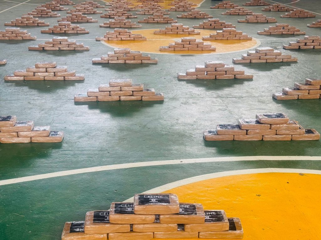 armada_ecuador's tweet photo. GRAN GOLPE A LA ECONOMÍA CRIMINAL: MÁS DE 25 MILLONES DE DÓLARES DE AFECTACIÓN AL NARCOTRÁFICO

#Esmeraldas | Las Fuerzas Armadas a través de la Armada del Ecuador ejecutaron una operación militar en la Isla San Pedro del cantón San Lorenzo, en la que se aprehendieron a 05 ciudadanos colombianos y 1216 bloques de sustancias ilícitas. 

Mediante un reconocimiento ofensivo se realizó el hallazgo de una caleta con sustancias ilícitas y armamento, afectando la economía criminal de grupos armados organizados en más de 25 millones de dólares.

Además, durante esta operación se incautaron 05 armas de fuego, 126 municiones, 03 celulares y más de $800 en pesos colombianos.

Los aprehendidos, junto con el material incautado fueron puestos a disposición de las autoridades competentes para el cumplimiento de los procedimientos legales correspondientes. 

Con estas acciones, la Armada del Ecuador ratifica su compromiso de mantener el control y la vigilancia de los espacios acuáticos en la frontera norte.

#yosoynaval
#siemprearumbo
