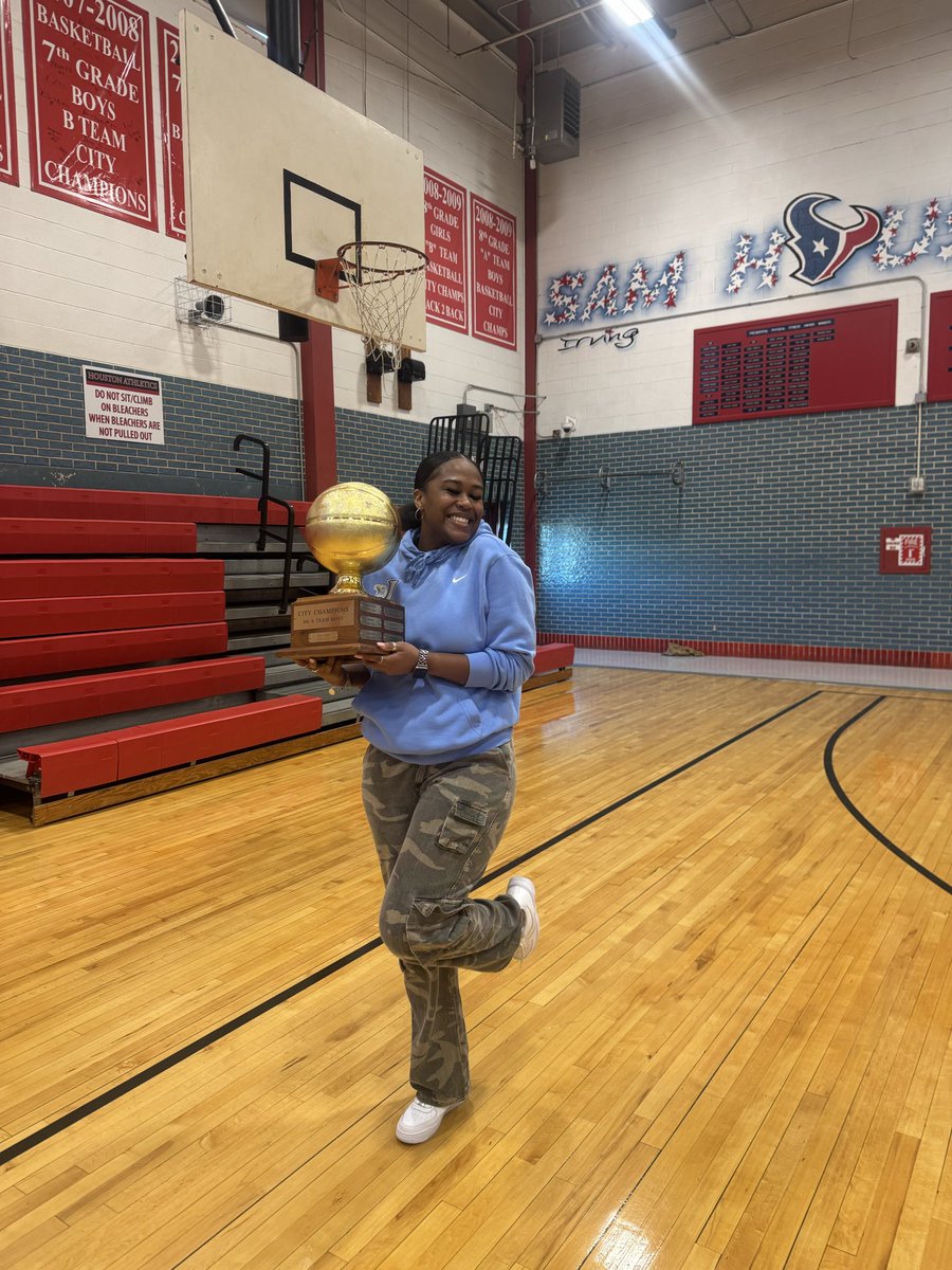 coachspearman1's tweet photo. Huge congratulations to our 8th grade boys on winning the city tournament!! Had the opportunity of coaching them today &amp; it was definitely one for the books! Go Eagles! 💚💙

@IISDAthletics @netzeroJMS https://t.co/KHjpFxNPdw