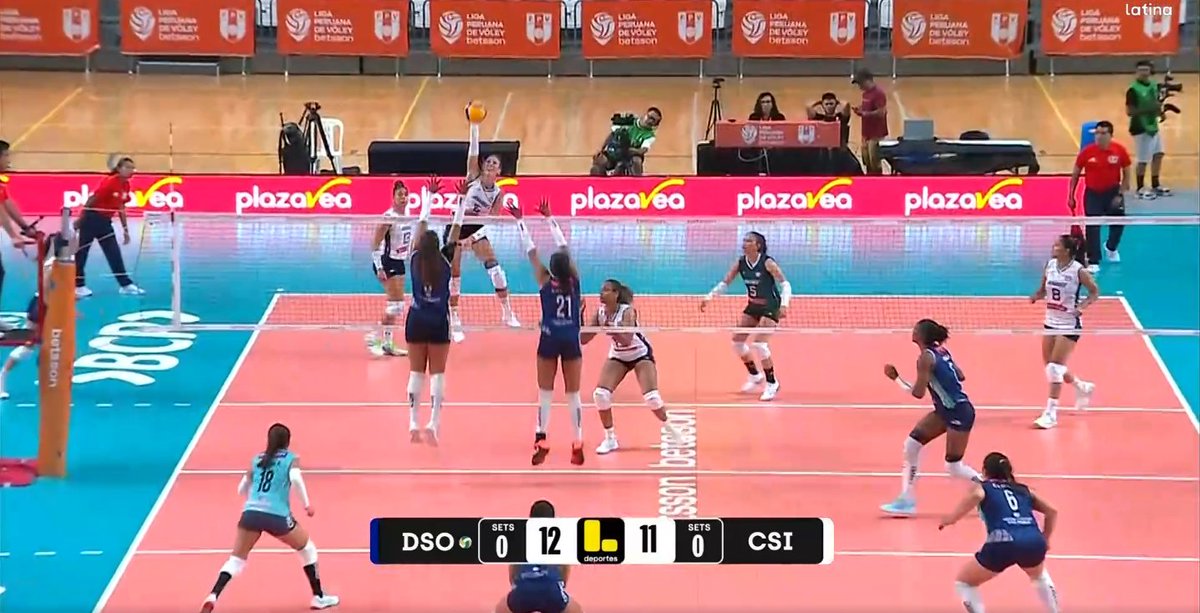 v_alezia's tweet image. Hablando de los "Monster Block" de DSO ante CSI, en el primer set del partido, éste fue uno de ellos. 🧱
Planchazo a Eugenia Nosach.🇦🇷 
#DeportivoSoan
#Circolo
#ligaperuanadevóley 
*Captura: Web Latina TV. 🏐