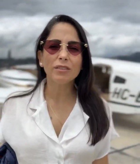 TheVerdugoEc's tweet image. Dice no alcanzarle ni para la gasolina pero tiene unas gafas Cartier valorado en €1.100 euros que en dólar sería en $1.300 dólares, y también sabe volar en avionetas privadas