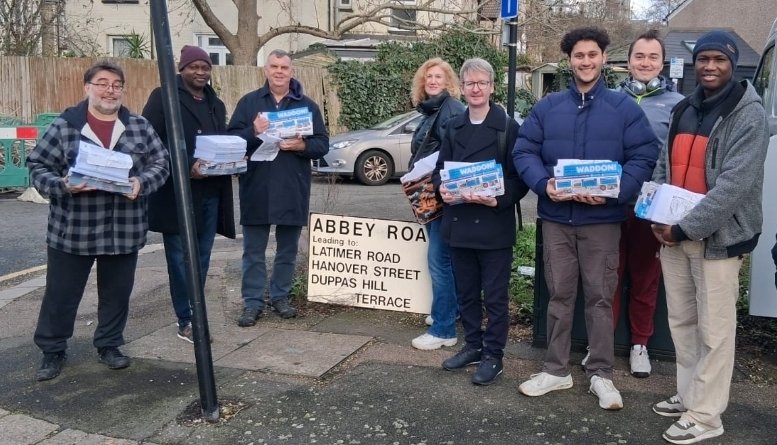 Out in Waddon chatting to my neighbours about the great results Jason Perry and I have worked for in Waddon 👇🏻

✅️ Wandle Park cafe back open 
✅️ Tackling graffiti 
✅️ improving our green spaces 

Thank you to my neighbours for the positive feedback 💙