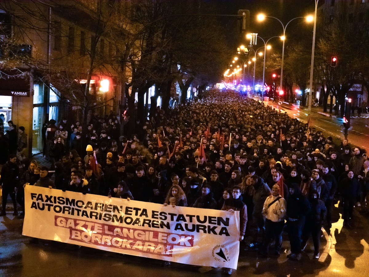 🚩 Plus de 10.000 personnes sommes descendues dans la rue contre le fascisme et l’autoritarisme des États.

Nous devons opposer à l’État autoritaire l’État Socialiste, et construire de grandes organisations communistes ainsi qu’un rempart de la classe travailleuse.