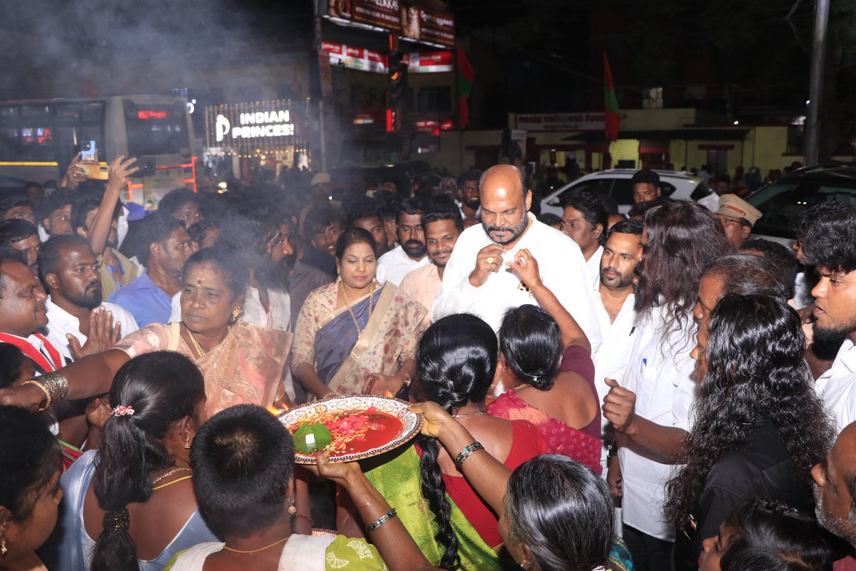 JohnPandianTMMK's tweet photo. தமிழக மக்கள் முன்னேற்றக் கழகம் - வேலூர் மாவட்டம் சார்பில் 31.01.2026 அன்று "தேவேந்திரகுல வேளாளர்களை" பட்டியலிருந்து வெளியேற்றக்கோரியும், "வெல்லட்டும் பட்டியல் வெளியேற்றம் - உருவாகட்டும் சமத்துவம்" மாபெரும் பொதுக்கூட்டம் மிகச் சிறப்பாக நடைபெற்றது. 

கழக நிர்வாகிகள் மற்றும் பொதுமக்கள் எழுச்சிமிகு வரவேற்பு அளித்தனர். பின்னர் வெல்லட்டும் பட்டியல் வெளியேற்றம் - உருவாகட்டும் சமத்துவம் குறித்தும் மக்களிடம் எழுச்சி உரையாற்றினேன்.  வேலூர் மாவட்டத்தில்  உள்ள பல்வேறு மக்களின் கோரிக்கைகளை வலியுறுத்தி உரையாற்றினேன்.

இந்நிகழ்வில், கழக பொதுச்செயலாளர் வழக்கறிஞர், முனைவர் திருமதி.ஜா.பிரிசில்லா பாண்டியன் அவர்கள், மாநில இளைஞர் அணி தலைவர் மருத்துவர், திரு.ஜா.வியங்கோ பாண்டியன் அவர்கள் மற்றும் மாநில நிர்வாகிகள் -  மாநில துணைப் பொதுச் செயலாளர் வழக்கறிஞர் திரு.சண்முக சுதாகர் அவர்கள்,  திரு.ச.தமிழரசன் அவர்கள், மாநில தகவல் தொழில்நுட்ப பிரிவு ஒருங்கிணைப்பாளர் வழக்கறிஞர் திரு.ராஜேந்திரன் அவர்கள், மற்றும் மாவட்ட, ஒன்றிய, நகர நிர்வாகிகள் என பொதுமக்கள் பலர் கலந்துகொண்டனர்.

#வெல்லட்டும்_பட்டியல்_வெளியேற்றம் #உருவாகட்டும்_சமத்துவம் #Vellore #TMMK