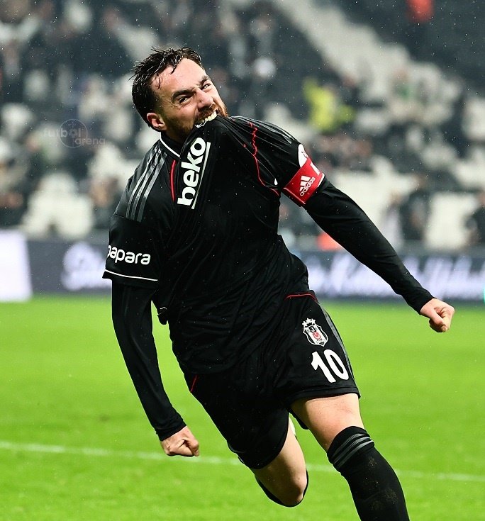 Mesela mehmet özdileği düşünün. Feyyazı düşünün.  şampiyon olmuş Liverpool'dan teklif alıyorsun ve teklifi bile dinlemeden reddediyorsun. Avrupanın bölgesinde en iyi 3-4 oyuncudan birisin ve ben Beşiktaş'a gideceğim diyorsun. Ve tarihin en bitik Beşiktaşına. 
Geldiğinden beri her