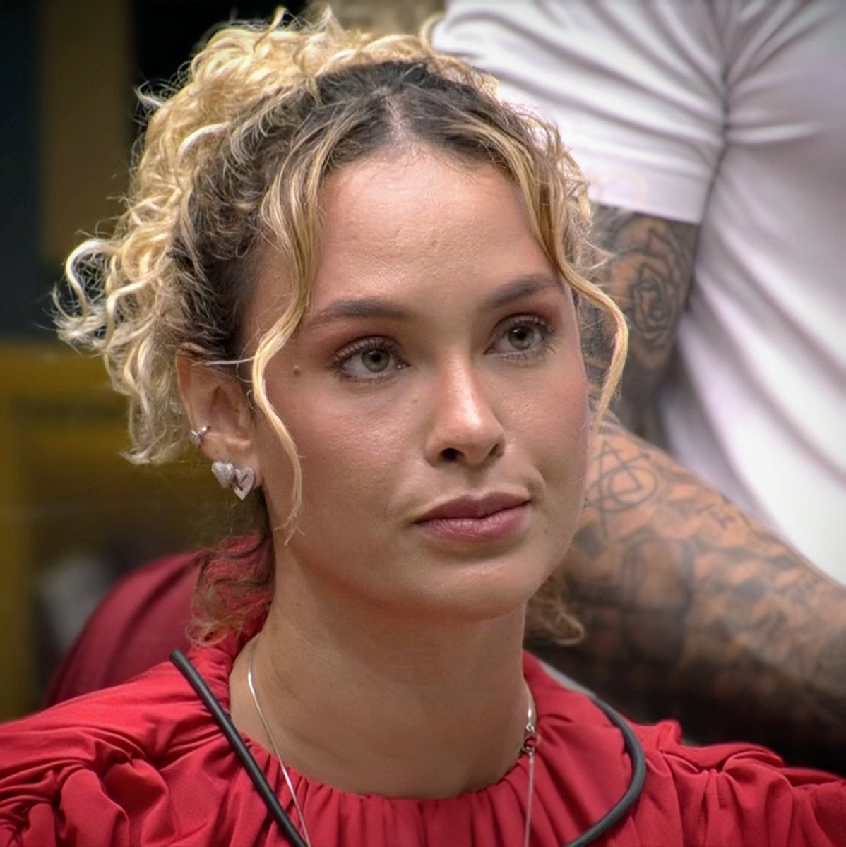 poponze's tweet image. Sarah afirmou que a volta mais marcante de um Paredão falso foi a de Carla Diaz. #BBB26