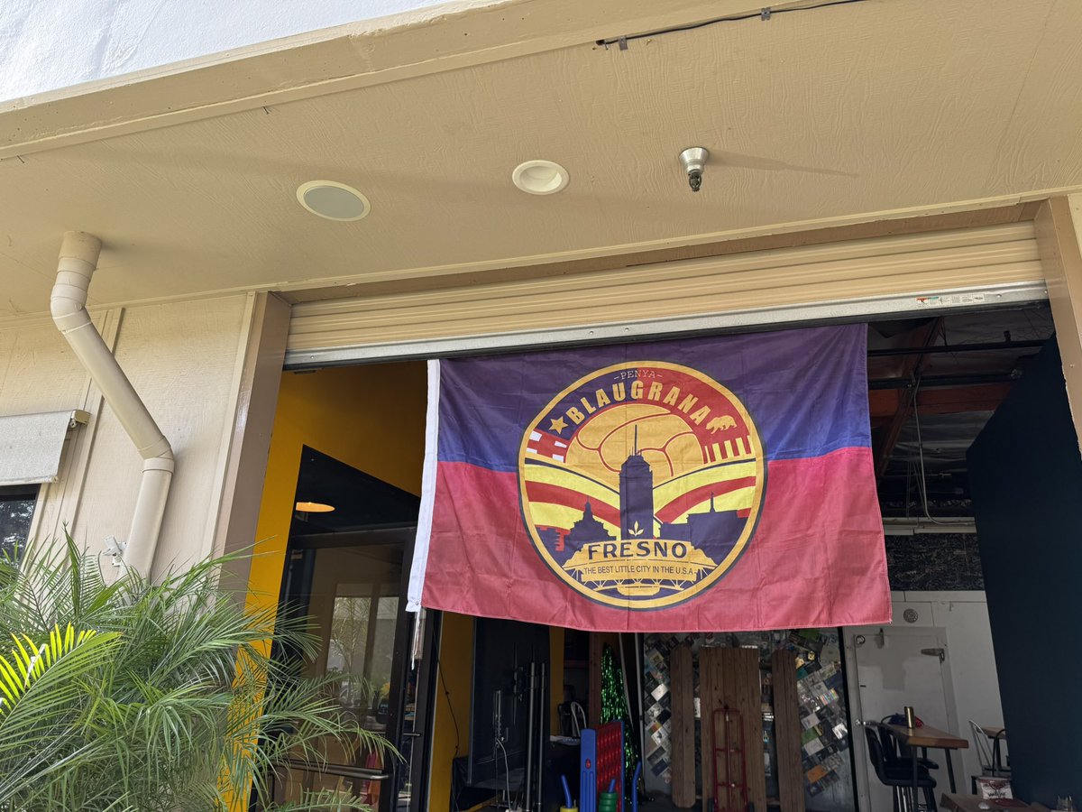 fcb_fresno's tweet photo. Saludos de La Penya Blaugrana de Fresno!! Un fuerte abrazo a los amigos de ESPN! VISCA BARÇA! 💙❤️@ESPNMarioKempes @mauriciopedroza @fernandopalomo @RichardMendezTV @DonBisca @moillorens @Rortiz_ESPN @ESPNDeportes @LaLiga #LALIGAxESPN #ElcheCFBarça https://t.co/KrUm8ZeJ2M