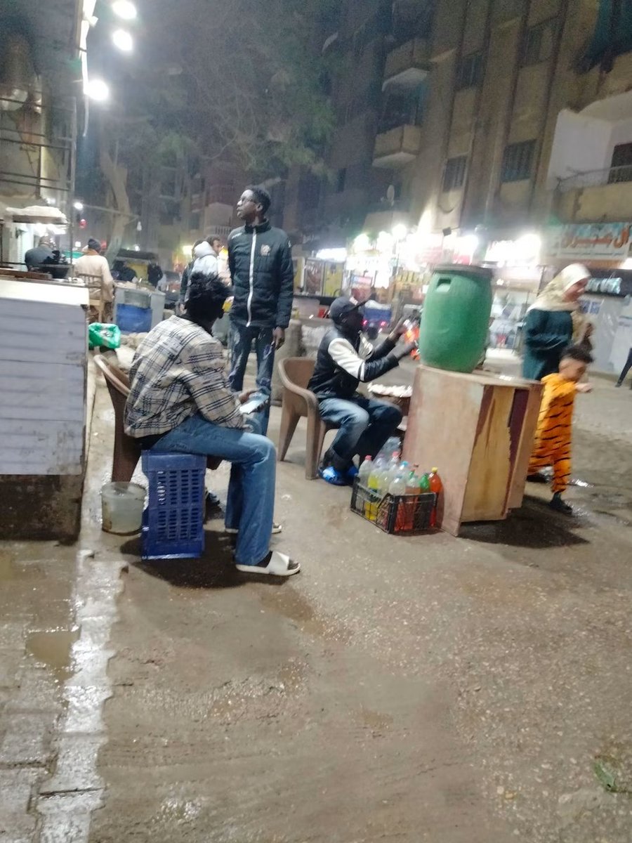 كارثه بمصر
 لمن يهمه الامر  السودانيين بيبيعوا البنزين المدعوم  من الدوله حر بالشارع وعندهم مخزن بالشارع
 العنوان الهرم فيصل الطوابق شارع الشهيد احمد حمدي قريب من عصير درينك
السودانيين والسوريين بتجروا في الخبز والسوبر ماركت والحلاقه وفي كل شيء كمان البنزين  المدعوم من الدوله 
م