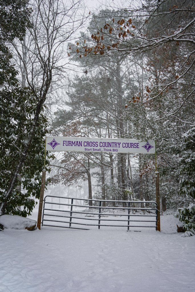 RGary2's tweet image. It doesn’t happen often… but when it does it’s magic ❄️ 

#Furman #winterstorm #southernsnow #greenvillesc
