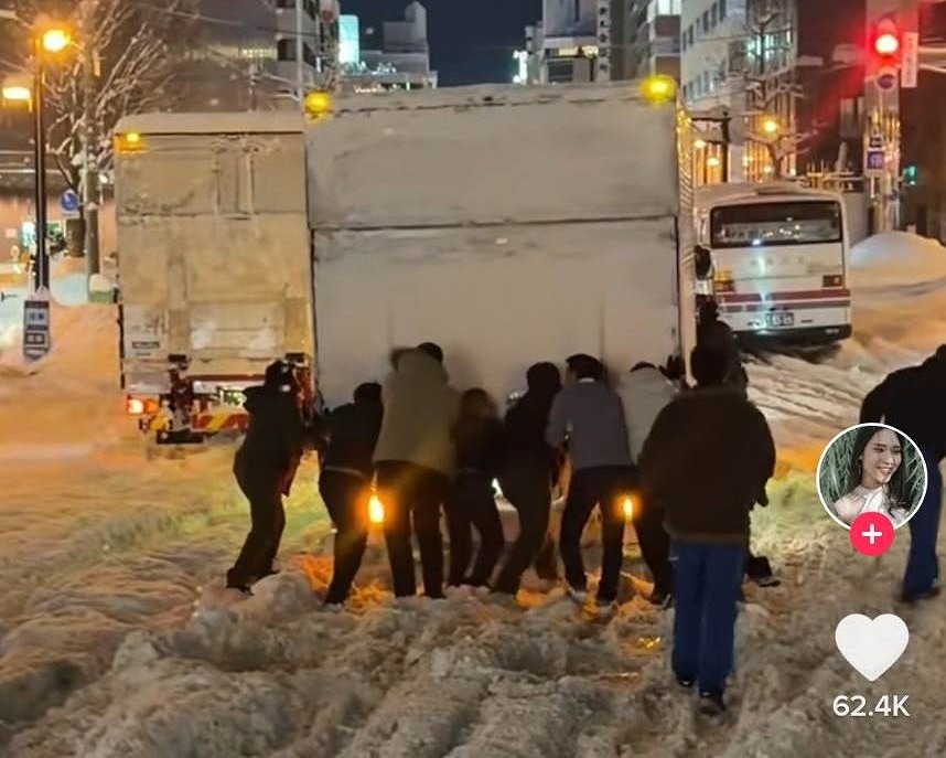 XBomberThailand's tweet photo. 札幌で雪に立ち往生した車をタイ人観光客たちが力を合わせ救助。本国タイで賞賛の声。 
 #札幌 #大雪  #立往生 #助け合い #タイ人  #賞賛 

https://t.co/deyPW92qmZ https://t.co/tvjd0kog86