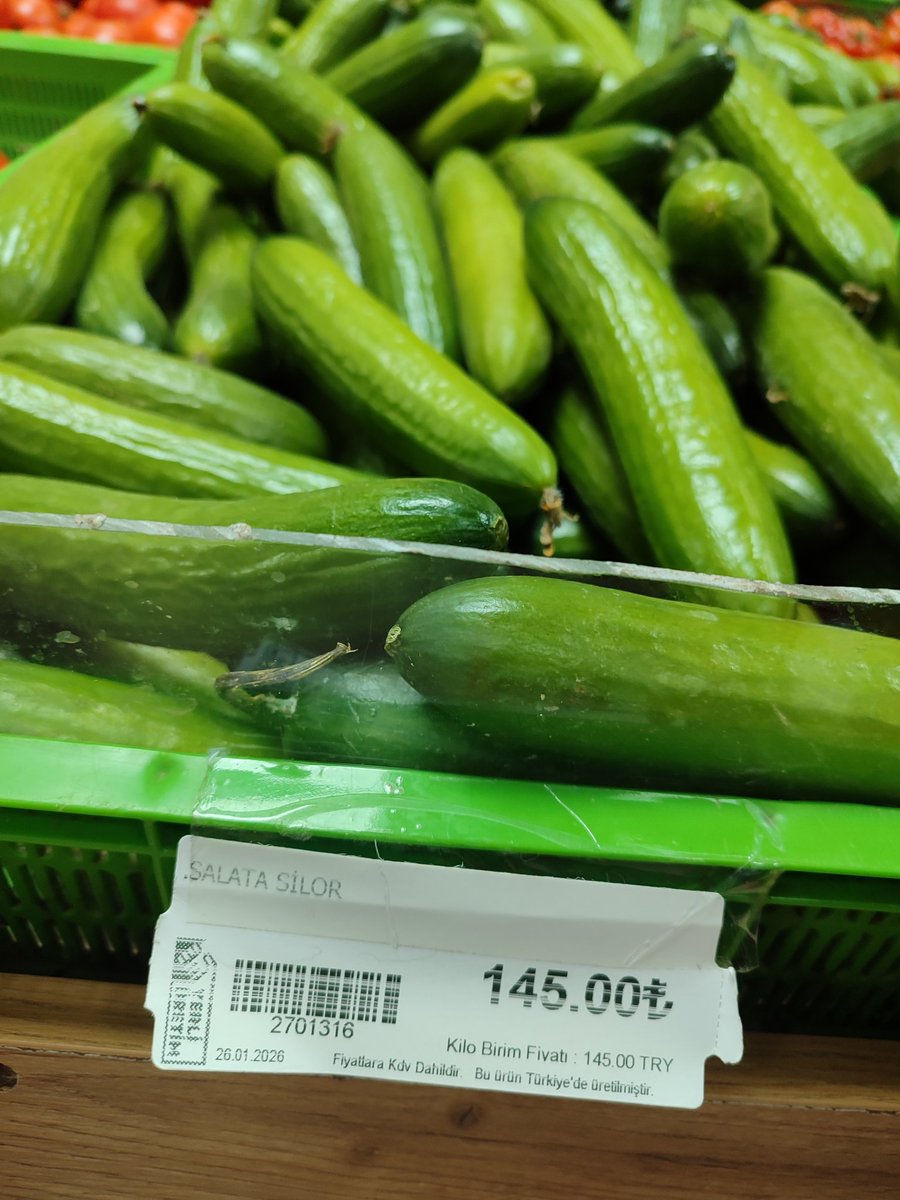 Burası İki Eylül Caddesi Simge Market!Bu şehrin dar gelirli insanları buradan alışveriş yapar. Biberin 175, patlıcanın 170, HIYARIN 145 lira olduğu bir ülkede konuşulacak başka bir şey kalmamıştır. Emekliye, gençlere, kadınlara yaptığınız bu zulüm bir gün son bulacak.