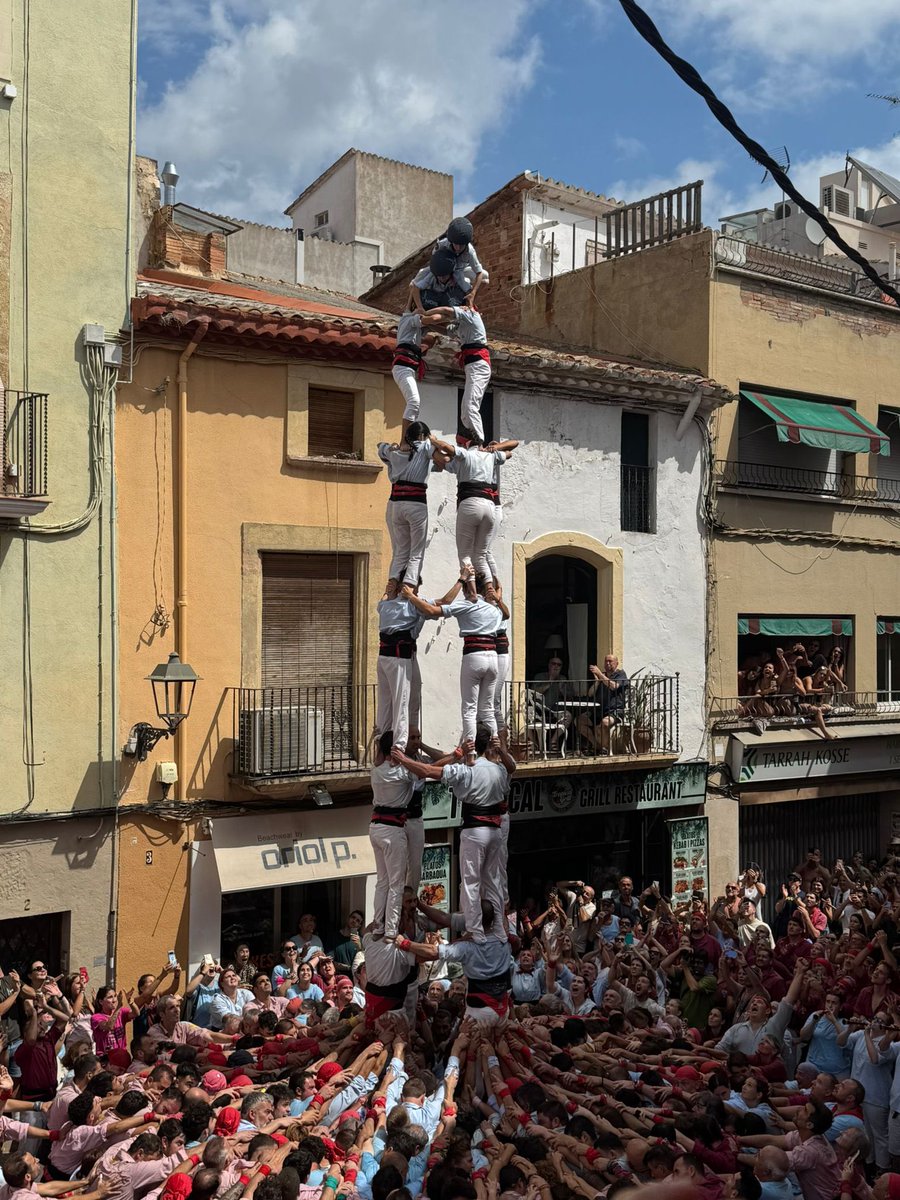 Colla revelació de la temporada: Nois de la Torre, per haver descarregat el primer 4de8 de la seva història i el 2de7, 48 anys després del darrer. 

#NitdeCastells26 #castells