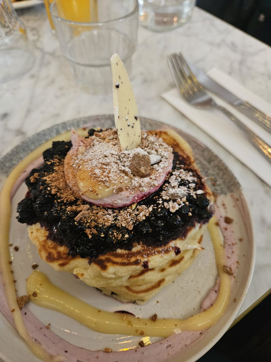 dinLOPPIS's tweet image. ここ結構良かったよ!
OdenplanとSt.Eriksplanの間くらいにあるBrunch club ってとこ。土曜の昼ちょっと過ぎくらいに行ったら激混みだったけど、食べて納得🫶子供達が食べたパンケーキも夫のブランチプレートも◎私が食べたのはエッグベネディクトのベーコンのせ😁