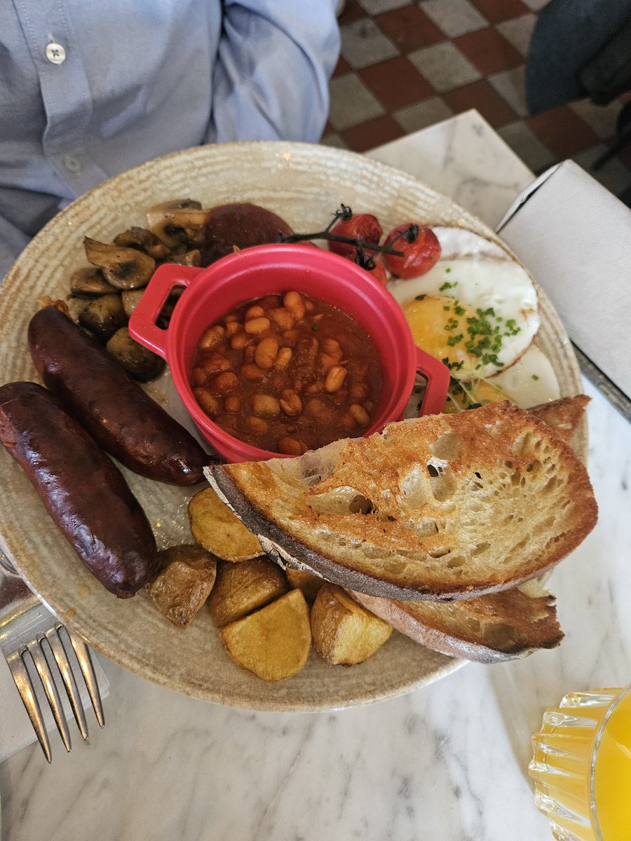 dinLOPPIS's tweet image. ここ結構良かったよ!
OdenplanとSt.Eriksplanの間くらいにあるBrunch club ってとこ。土曜の昼ちょっと過ぎくらいに行ったら激混みだったけど、食べて納得🫶子供達が食べたパンケーキも夫のブランチプレートも◎私が食べたのはエッグベネディクトのベーコンのせ😁