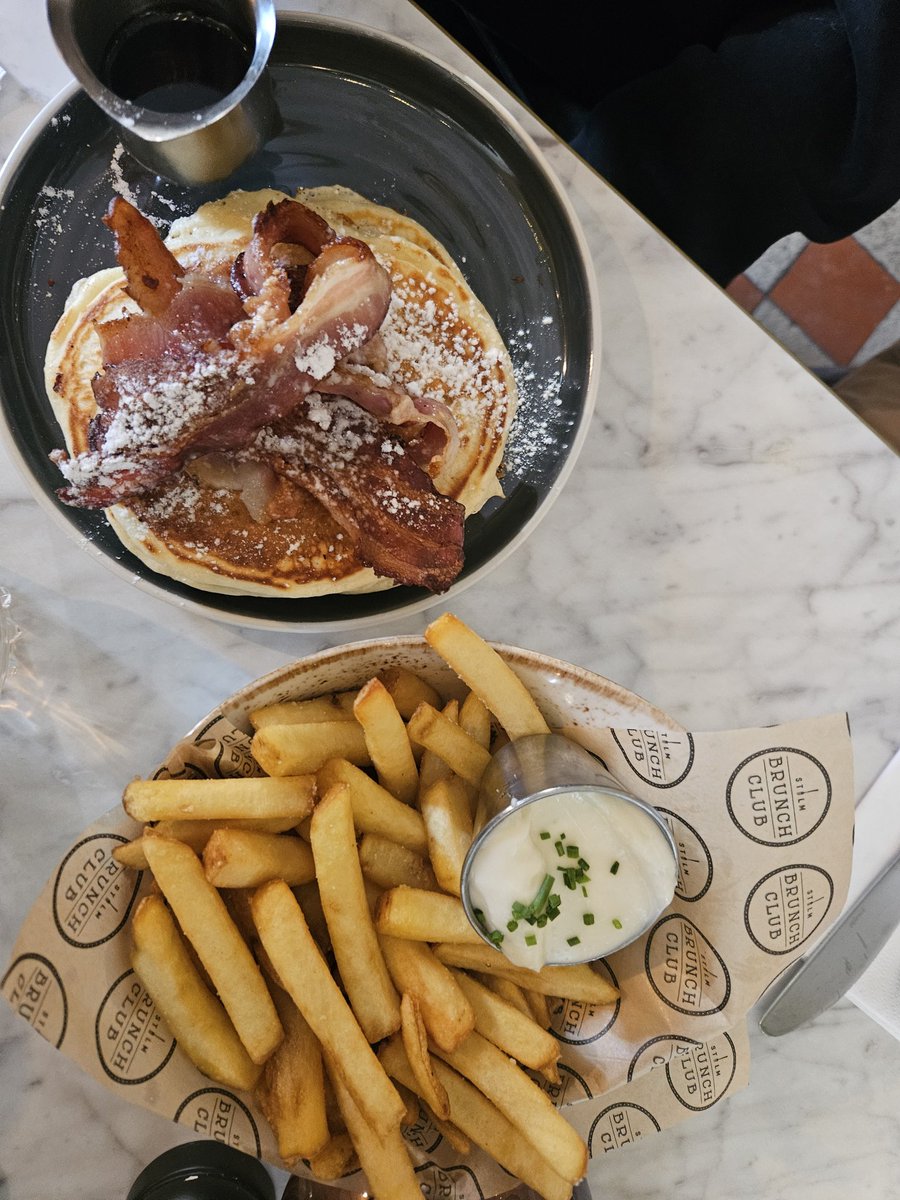 dinLOPPIS's tweet image. ここ結構良かったよ!
OdenplanとSt.Eriksplanの間くらいにあるBrunch club ってとこ。土曜の昼ちょっと過ぎくらいに行ったら激混みだったけど、食べて納得🫶子供達が食べたパンケーキも夫のブランチプレートも◎私が食べたのはエッグベネディクトのベーコンのせ😁