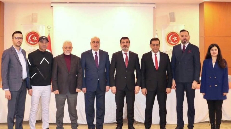 Elazığ Gazeteciler ve Medya Cemiyeti Yönetim Kurulu Başkanlığına seçilen kıymetli meslektaşım <a href="/ZuLFuBALL/">Zülfü Bal</a>'ı ve  yönetim kurulu üyelerini tebrik ediyor; yeni görevlerinde başarılar diliyorum.