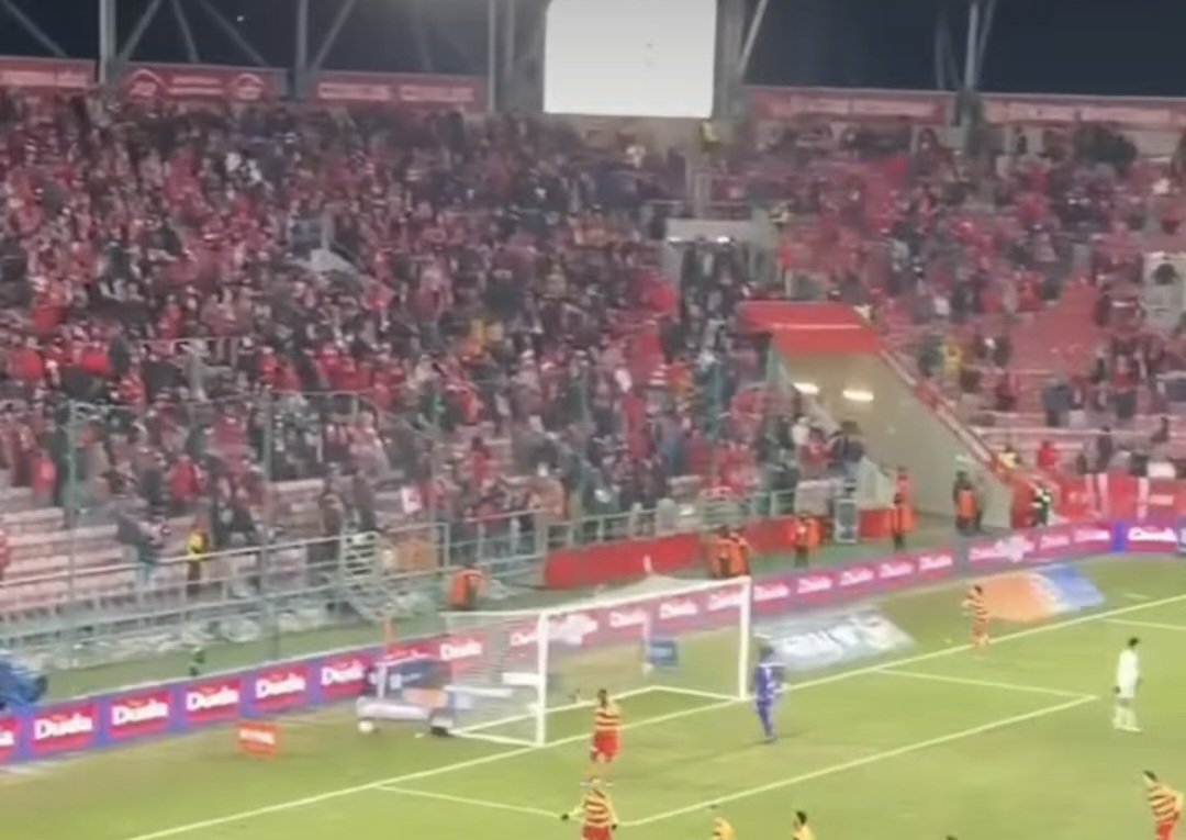 Czemu ma tym kurwidołku takie pustki? I oni chcą większego stadionu?