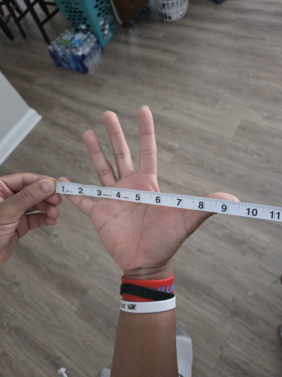 BigAmir_321's tweet photo. 6'4 13yr old with
80in Wingspan 
9 1/2 Size hands 
249lbs https://t.co/GuXG9HWfGz