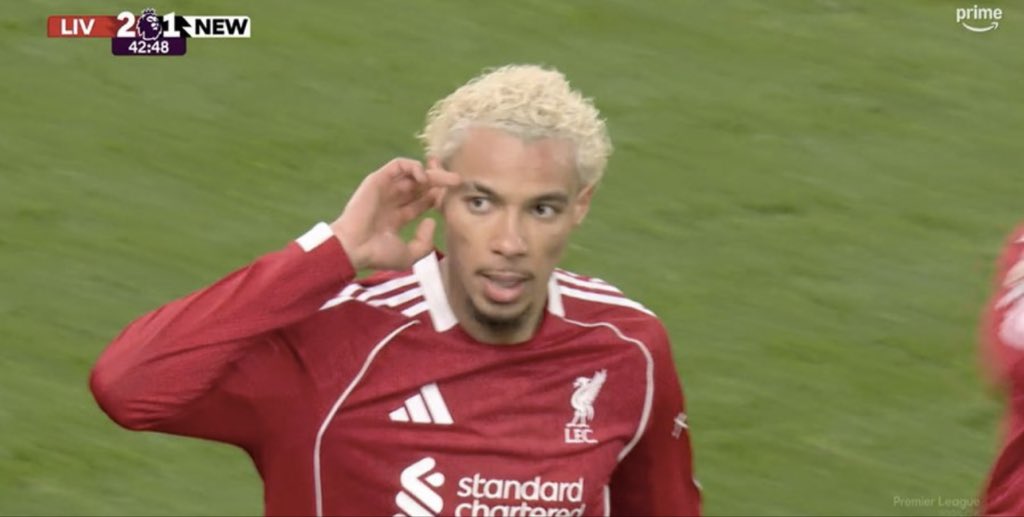 Shabraiz76's tweet photo. ⚡ 2-1 Liverpool! Hugo Ekitike scores again — unstoppable this season! One of the Premier League’s best strikers, right up there with Erling Haaland! 🔥⚽

#PremierLeague #HugoEkitike #GoalMachine #TopStriker #LiverpoolFC https://t.co/5uW4nGBwDb