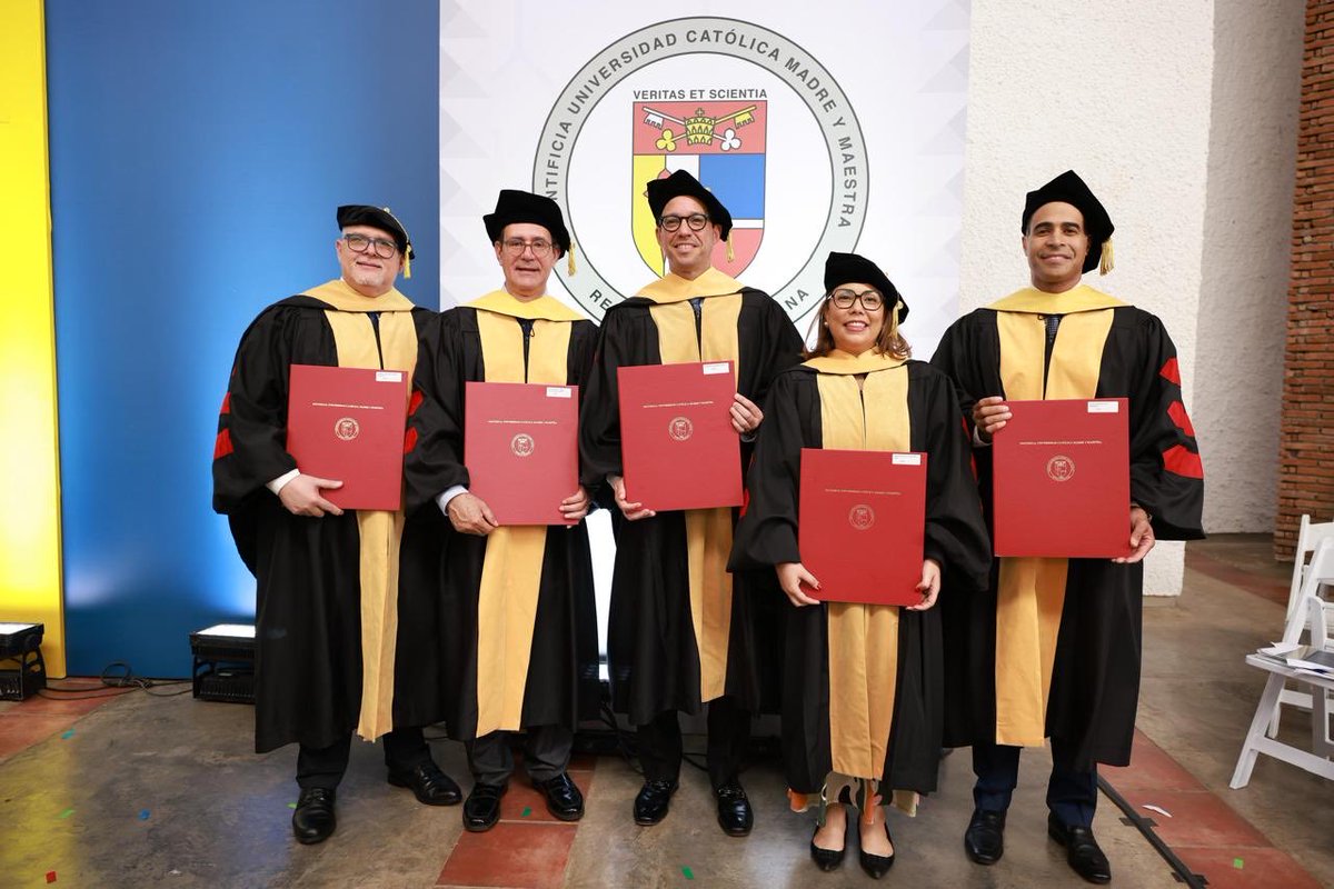 murena77's tweet photo. ⁦@PostgradoPUCMM⁩ estamos de fiesta, celebramos el doctorado de profesores nuestros, graduados, con honores. Felicidades. ⁦ https://t.co/Zi7IWYJHw7