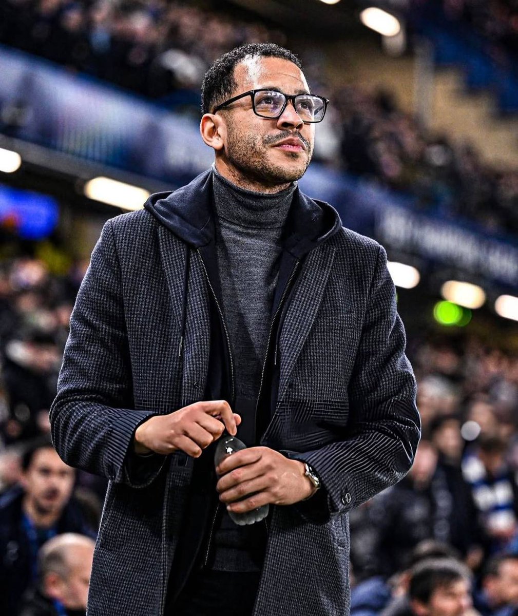 MatchDCentral's tweet image. 🚨OPINION: Clear difference between Rosenior and Enzo

Rosenior finds himself 2–0 down at half-time and acts straight away bringing on Cucurella, João Pedro and Fofana, and the game turns.

Maresca, in a similar spot, would likely stay patient and only make a change around the…