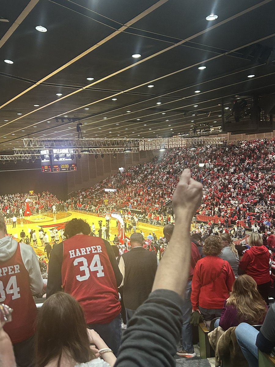 WallaceDesigns2's tweet photo. @MiamiOH_BBall is jumping! https://t.co/NSgBQJ7moC