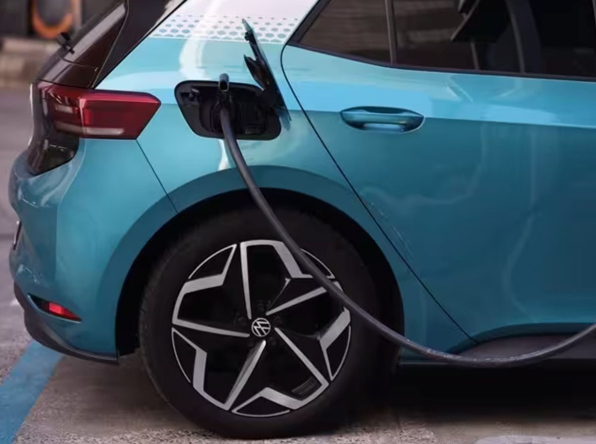CAFMadrid's tweet photo. 🚗 ⚡ ¿Pueden prohibir aparcar #cocheseléctricos en #garajes? 

👇 Patricia Briones, abogada y secretaria técnica del @CAFMadrid, nos lo explica en este artículo de @elconfidencial 
https://t.co/K9GCZEvDZ0 https://t.co/uP3epgWyAi