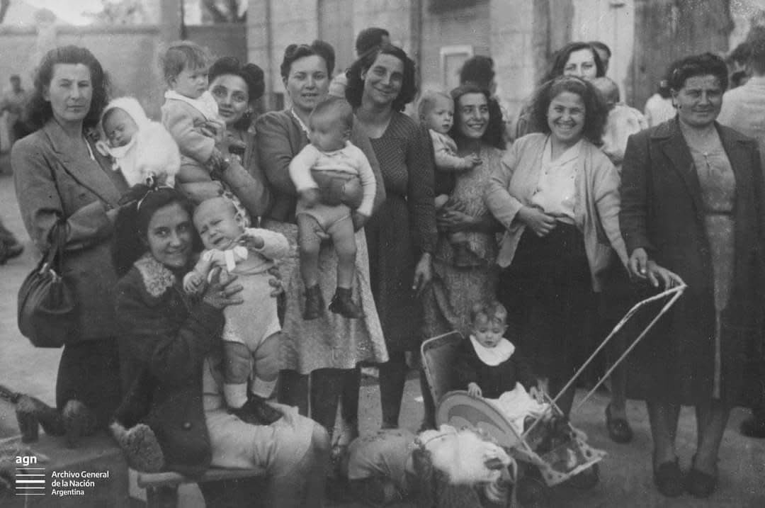 🇦🇷🇮🇹 Manual del inmigrante difundido por el gobierno italiano para quienes deseaban arribar a la Argentina (1902).

1- Cuando una banda toca el Himno Nacional, todos los presentes se descubren la cabeza en señal de reverencia. 

2- A cualquier mujer, sea una dama o una lavandera,