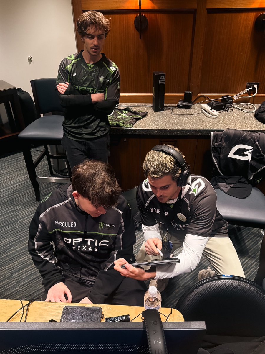 OpTicTexas's tweet photo. The art of coaching is knowing when to teach and when to inspire.

~1 hour til war.

#TooshTakeover #BrickByBrick https://t.co/uN9Y6Ibc1G