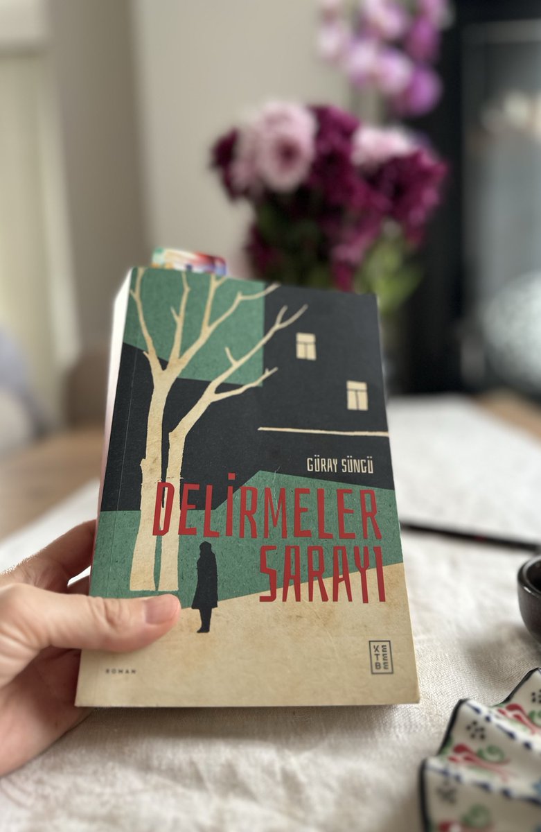 semihap_'s tweet photo. -Sürükleyici bir kitap mı?
-İçinde sürükleyici kelimeler olan bir kitap 
-İlaç gibi geldi yani
-Yara gibi geldi demek daha doğru olur hatta var olan yaraya bir bıçak darbesi daha ama nasıl güzel bi yara

Özlemişim vesselam

#güraysüngü
#delirmelersarayı https://t.co/MmaHdYNORP