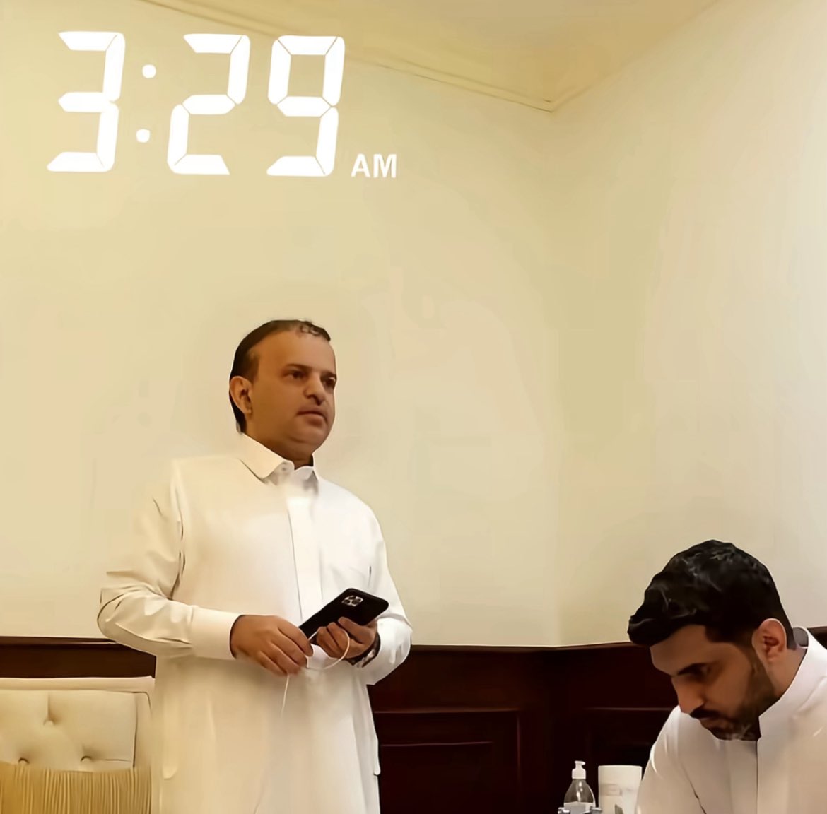 ثروباك يوم انتشرت هالصورة وجمهور النصر 
يحسب فيه صفقات كبيره قبل ماتقفل الانتقالات 
وطلعت شكاوي عليهم 💀💀💀💀💀