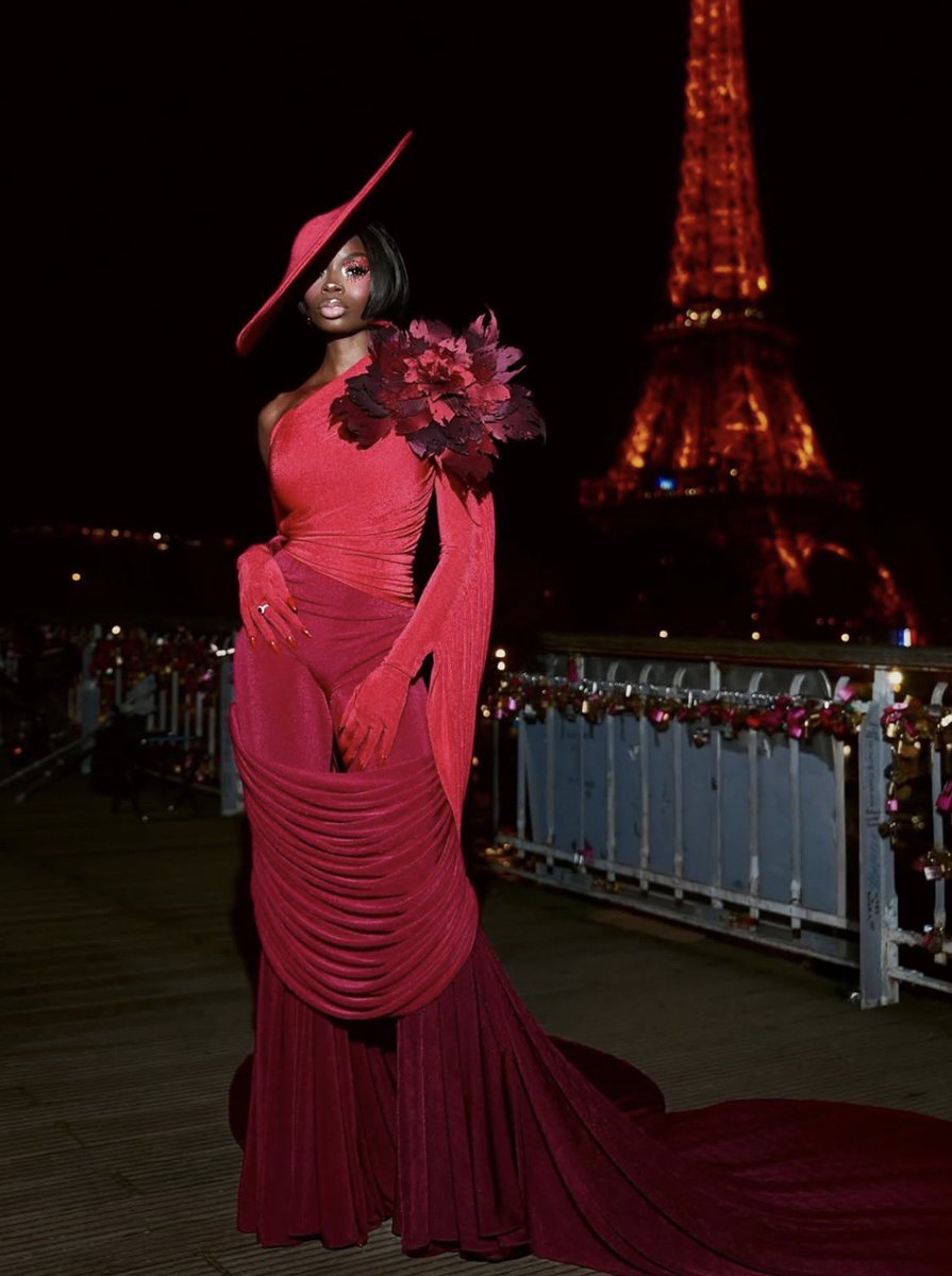 kordenas's tweet photo. THE EIFFEL TOWER IN THIS SHOT WOW https://t.co/CKGbe2BXdF