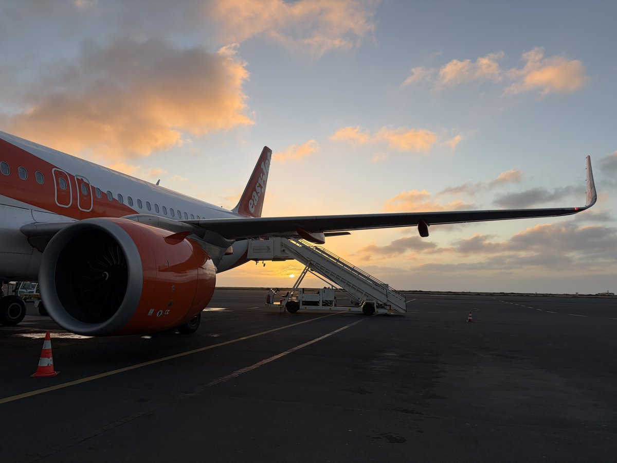 comeflywithlee_'s tweet image. Cape Verde, again. #crewlife