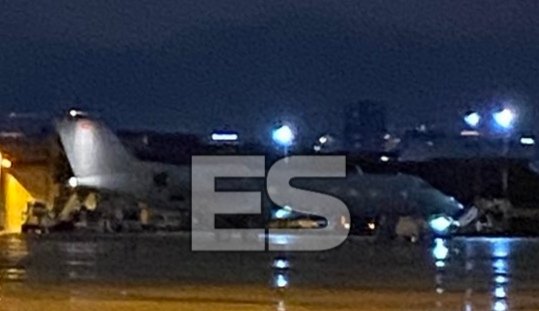 Sidiki Chérif'i taşıyan uçak Atatürk Havalimanı'na indi ve oyuncu gerekli işlemler için uçaktan ayrıldı. (<a href="/ersanserdall/">Ersan Serdal</a>)