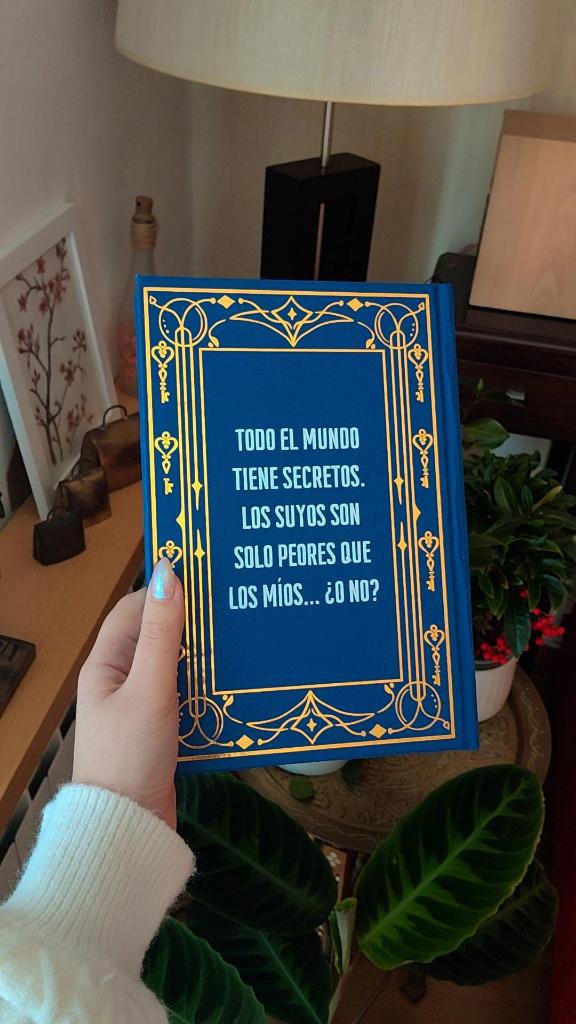 La encuadernación de esta semana es La asistenta. Hacía mucho tiempo que no me leía un libro del tirón en una sola tarde, pero es que no pude resistirme. Obviamente tenía que hacerle una edición especial así que espero que os guste.🔑👩🏼

Como siempre, está disponible para encargo